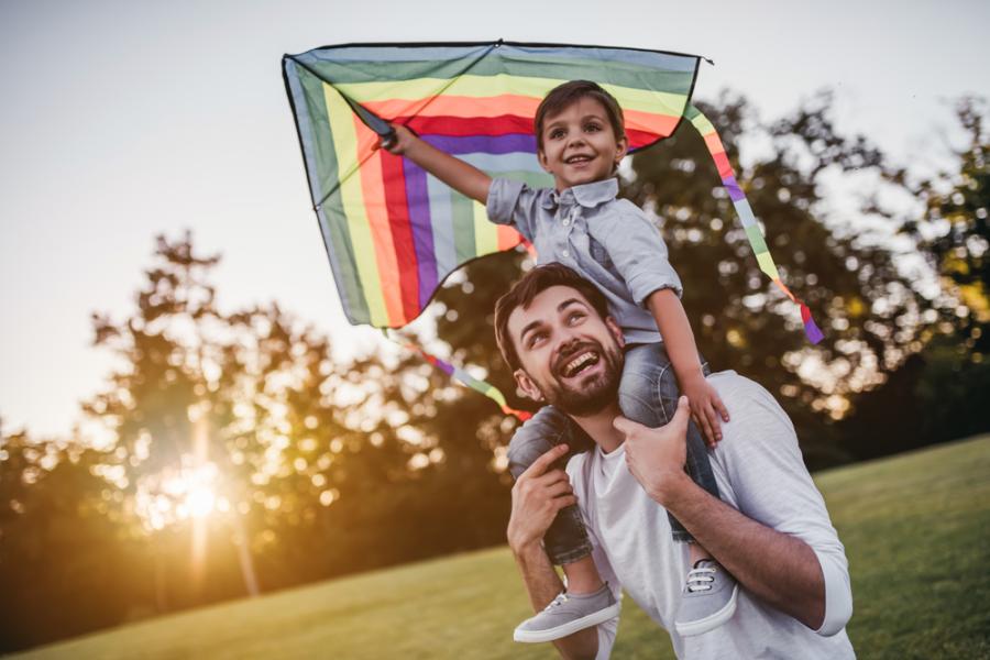 homem e criança brincando no dia das crianças - assaí atacadista