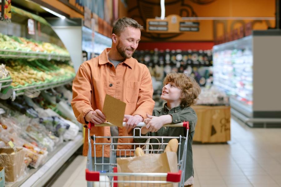 homem e menino brancos felizes fazendo compras com um carrinho-Assaí Atacadista-lista de compras