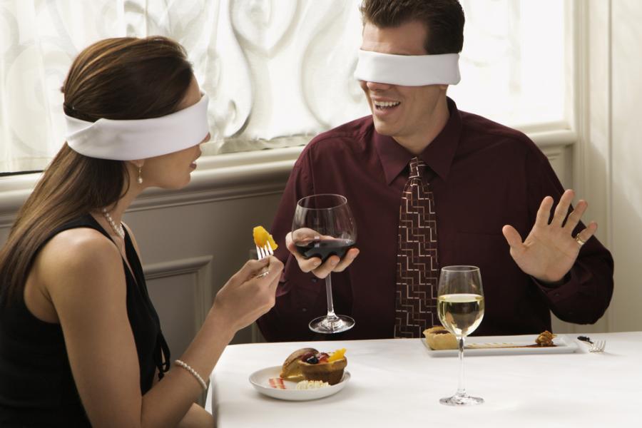 homem e mulher branca fazendo uma refeição com vendas nos olhos - Experiências Gastronômicas - Assaí Atacadista
