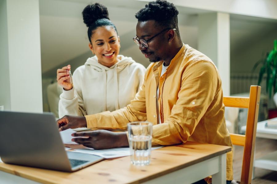 homem e mulher preta empreendedores - assai atacadista