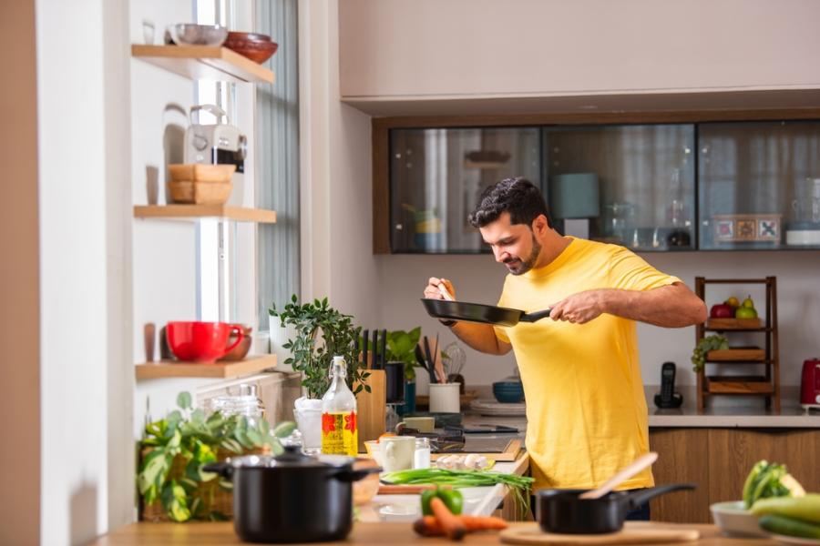 homem em uma cozinha - Assaí Atacadista - dicas de cozinha para quem mora sozinho