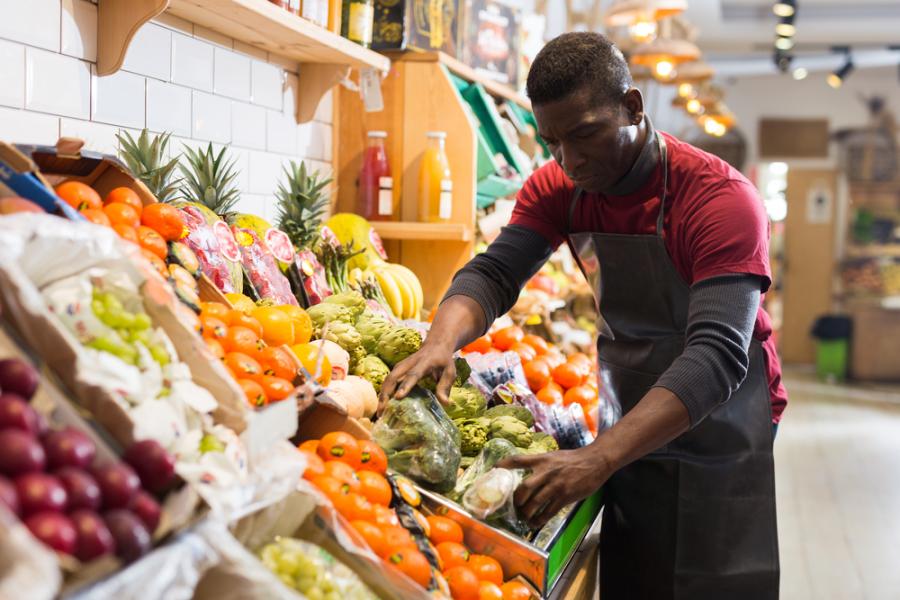 homem negro empreendedor concentrado trabalhando em um comércio-Assaí Atacadista