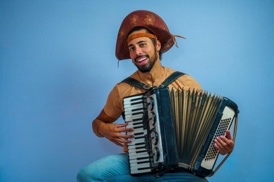 homem tocando sanfona instrumento musical de são joão - assaí atacadista