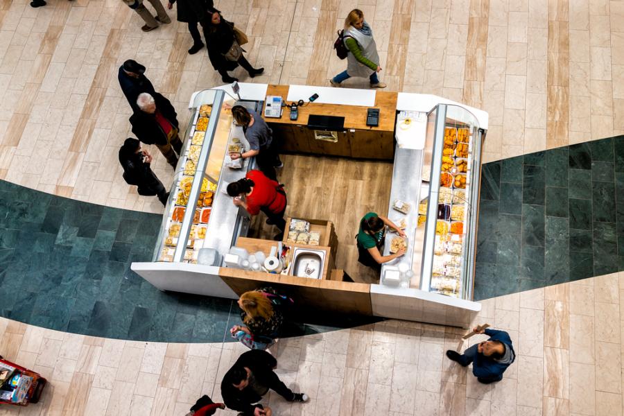 quiosque em um lugar publico movimentado - quiosques - assaí atacadista