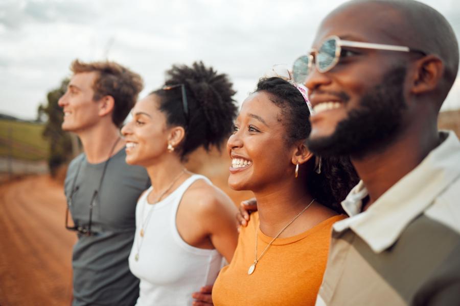 jovens negros e um homem branco - dia da consciencia negra - assai atacadista