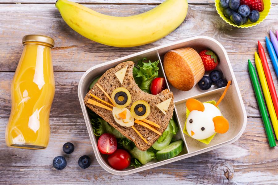 lancheira com alimentos saudavel no formato de gato e rato além de uma mesa com banana e outros itens - snacks para crianças - Assaí Atacadista