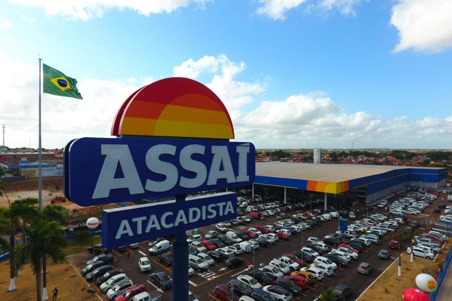 logo do Assaí Atacadista em uma fachada de uma loja com o estacionamento cheio de carros - Prêmio Reclame Aqui 2025