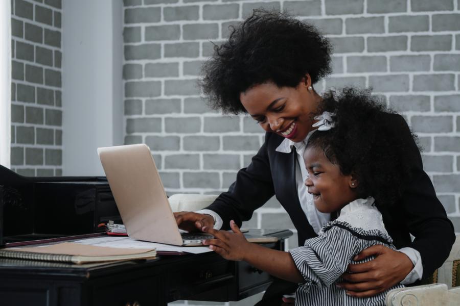 mãe negra empreendedora com sua filha bebê - Assaí Atacadista