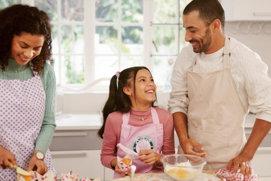 mãe pai e filha fazendo uma receita na cozinha felizes-receitas de desenhos-Assaí Atacadista