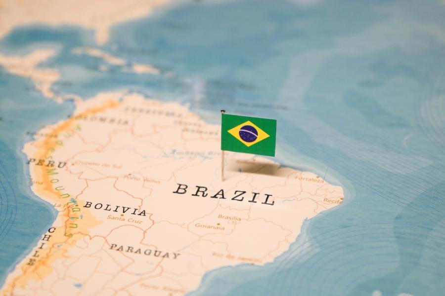 mapa do Brasil com uma minibandeira fincada - verão 2025 - Assaí Atacadista