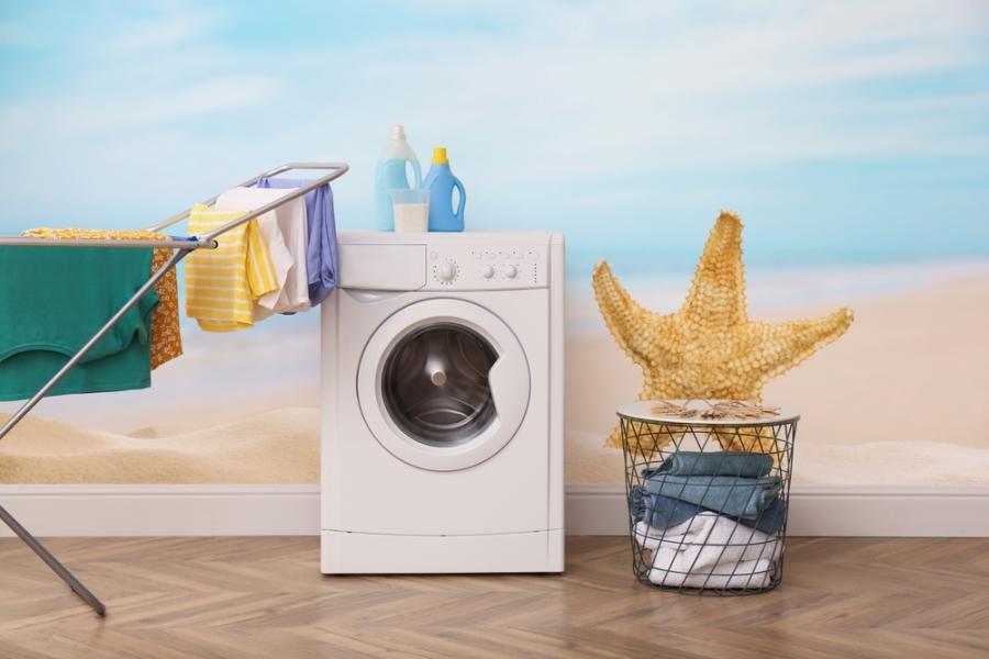 máquina de lavar, cesto e varal com roupas estendidas em uma lavanderia com papel de parede de praia - lavar roupas de praia - Assaí Atacadista