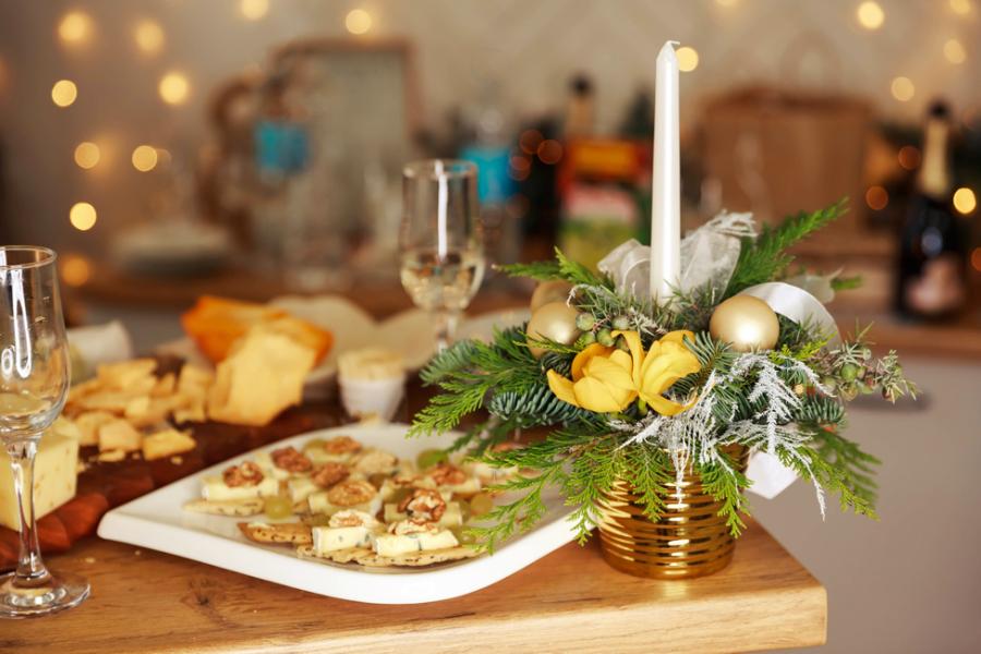 mesa com decoração e prato com entrada de ano novo - Assaí Atacadista