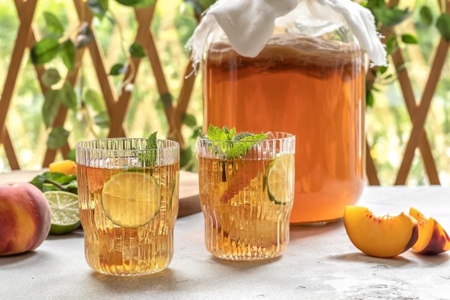 mesa com dois copos e uma jarra de kombucha - Assaí Atacadista