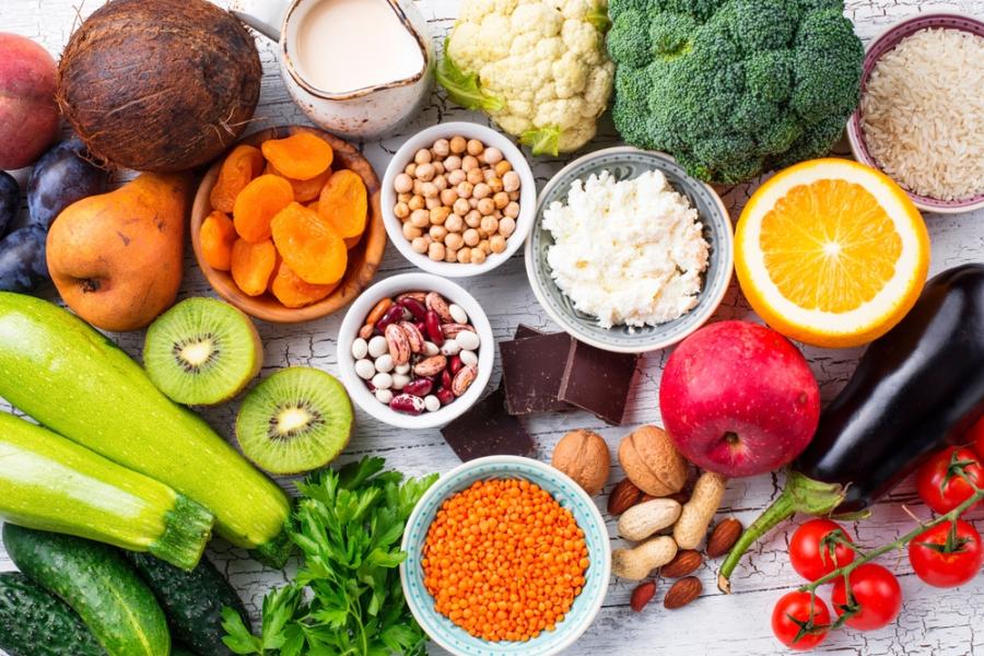 mesa com frutas, legumes, verduras e outros alimentos - dia de feira - Assaí Atacadista