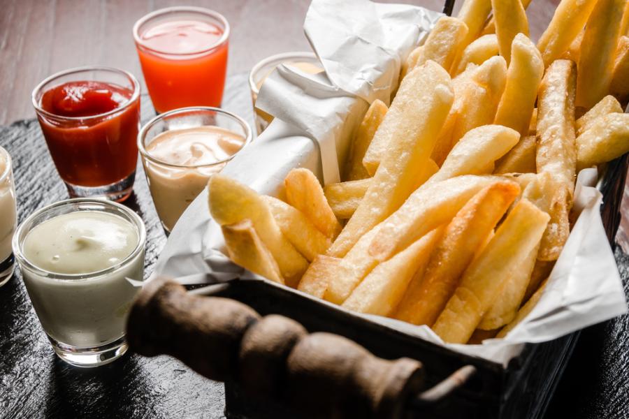 mesa com pequenos potes de molhos para batata frita - Assaí Atacadista