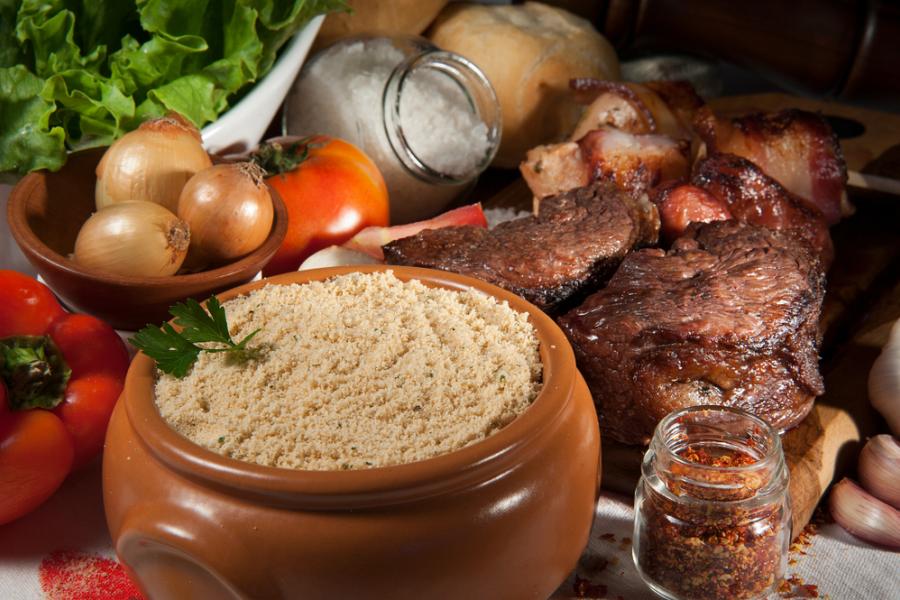 mesa com pote de farinha com um frasco de temperos do lado e alimentos atrás-Yoki e Kitano-Assaí Atacadista