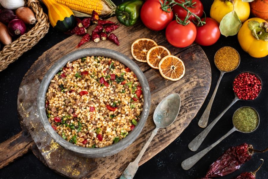 mesa com prato de comida ingredientes e especiarias - receita vegetariana para a pascoa - assaí atacadista