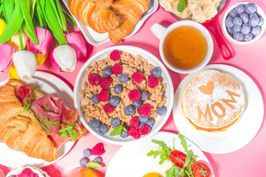 mesa com pratos de receitas para o dia das mães - Assaí Atacadista
