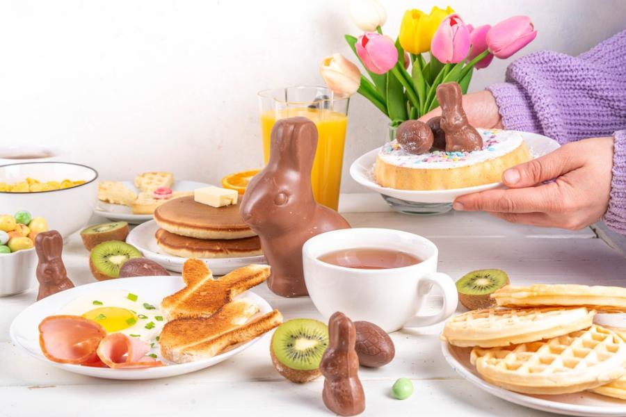 mesa com vários pratos com refeições-saúde na páscoa-Assaí Atacadista