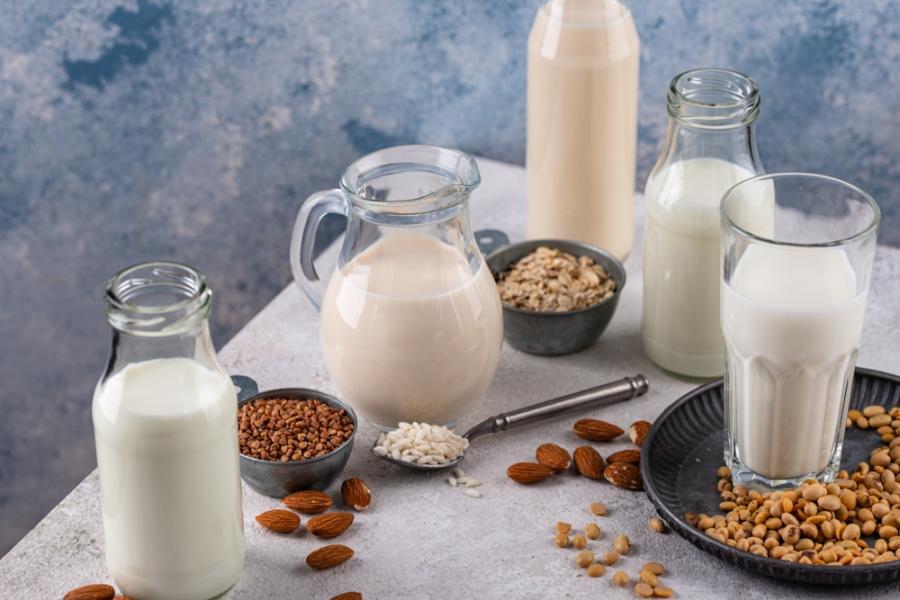 mesa com vários recipientes com bebidas vegetais-Assaí Atacadista