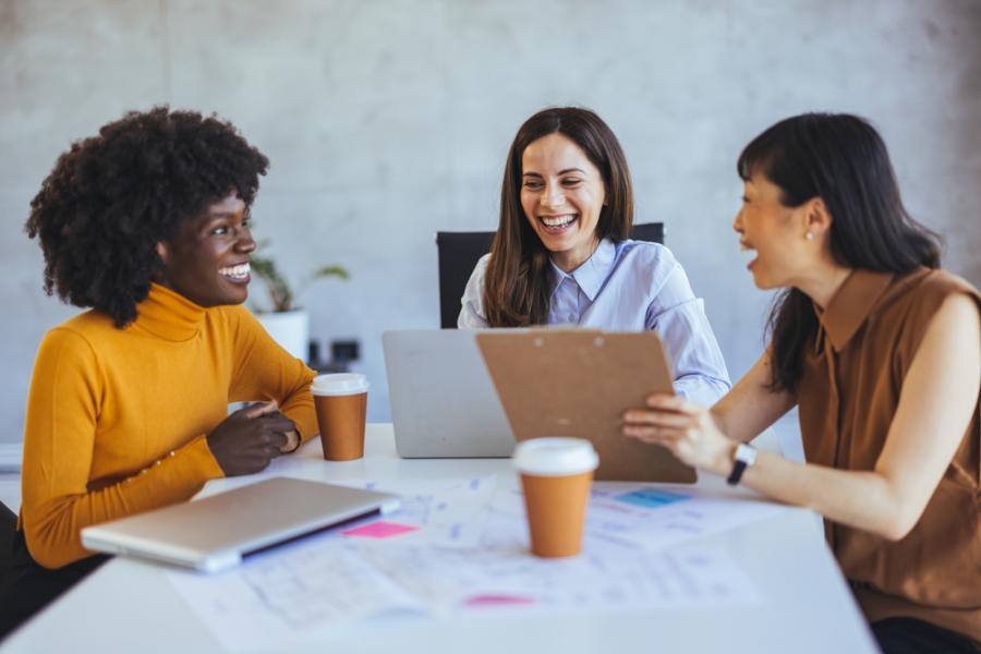 mesa de escritório com três mulheres-Assaí Atacadista-mentoria para mulheres