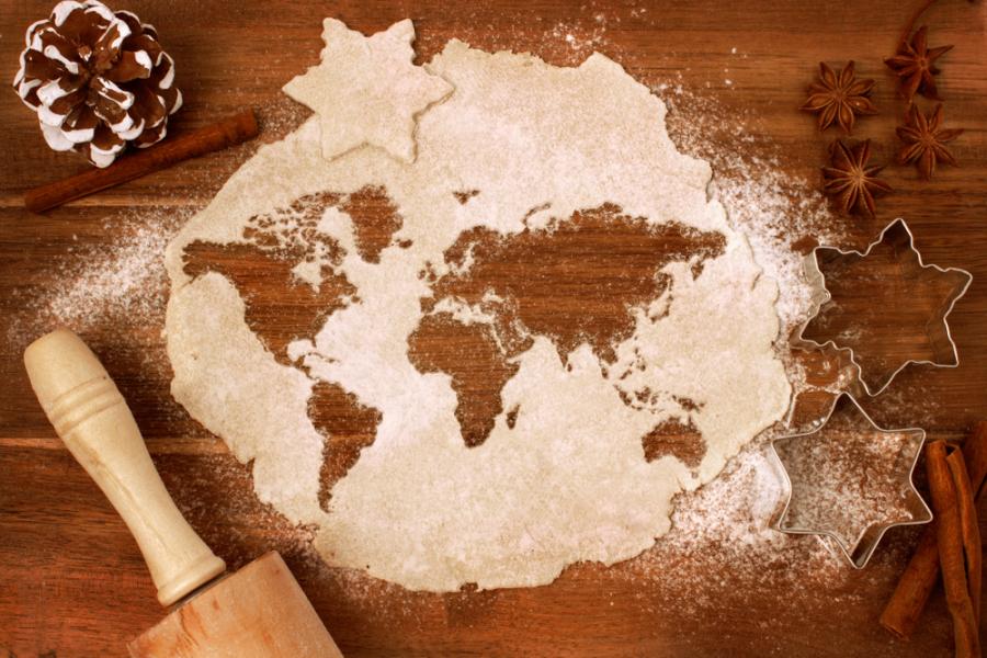 mesa de madeira com mapa global ilustrado na farinha-Assaí Atacadista-pratos típicos de Natal