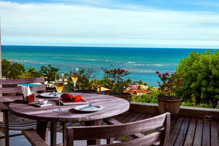 mesa de uma hospedagem com vista para o mar de porto seguro - acomodações de carnaval - Assaí Atacadista