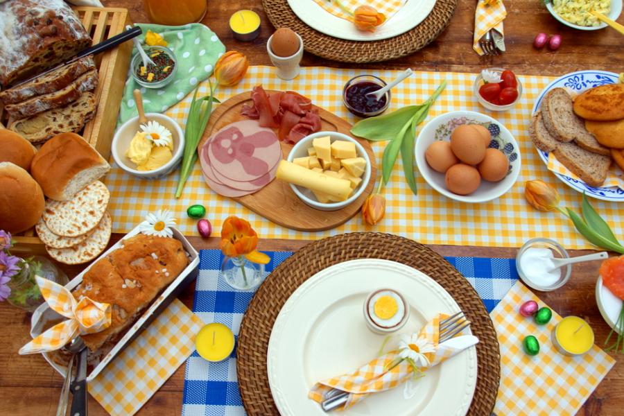 mesa posta com vários ingredientes - cardapio de páscoa - Assaí Atacadista