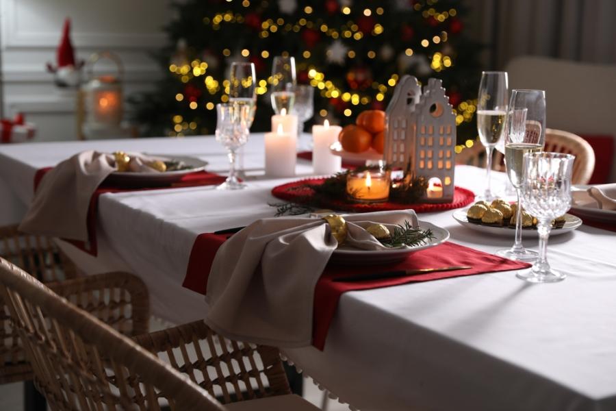 mesa posta simples com uma arvore de natal brilhando no fundo - Assaí Atacadista - mesa posta de natal
