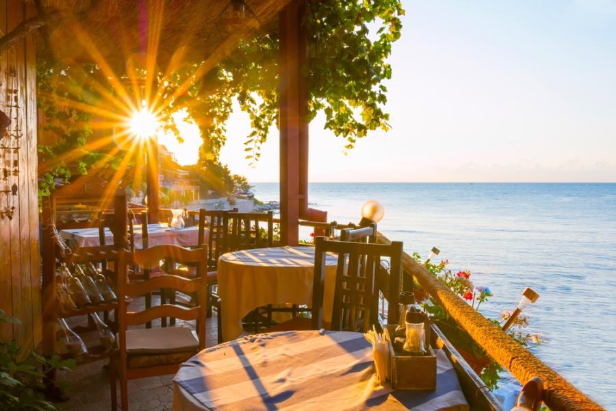 mesas e cadeiras da parte externa de um restaurante lucrativo - Assaí Atacadista