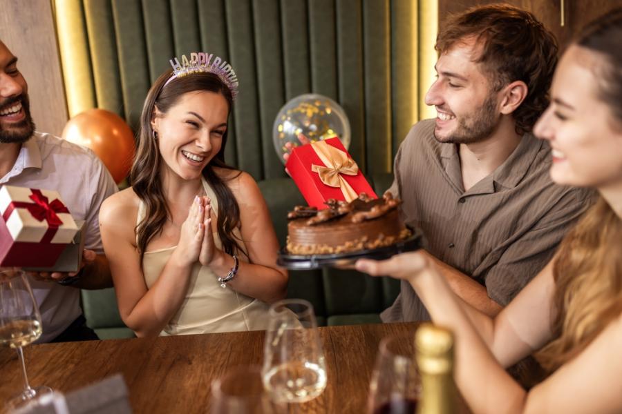 mulher branca aniversariante em um restaurante com amigos - cortesia de aniversário - Assaí Atacadista