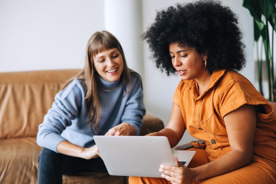 mulher branca e mulher negra empreendedoras - simples nacional - Assaí Atacadista