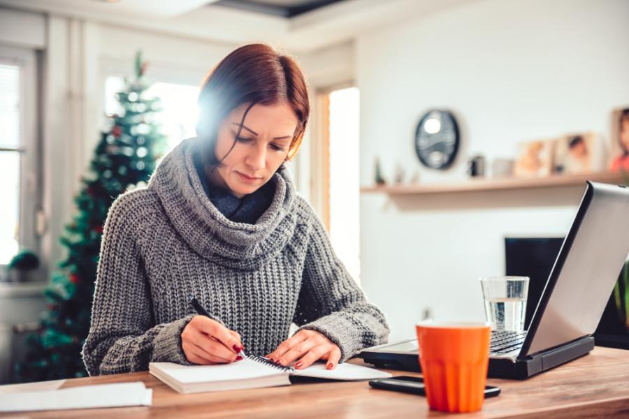 mulher branca empreendedora fazendo a analise do desempenho anual do negócio - assaí atacadista