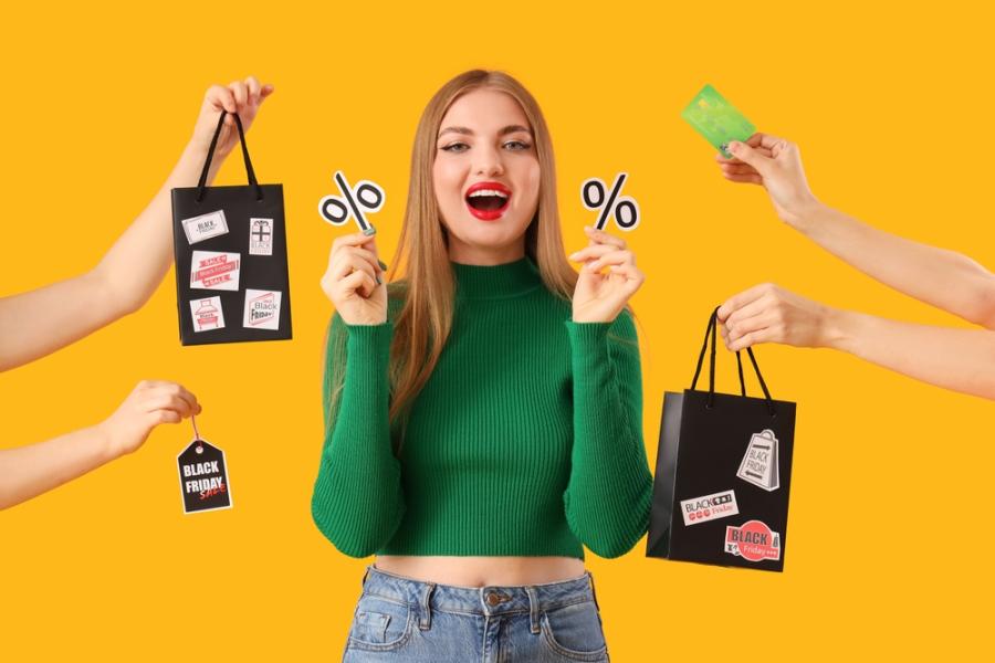 mulher branca surpresa com várias opções de compra - Black Friday 2024 - Assaí Atacadista