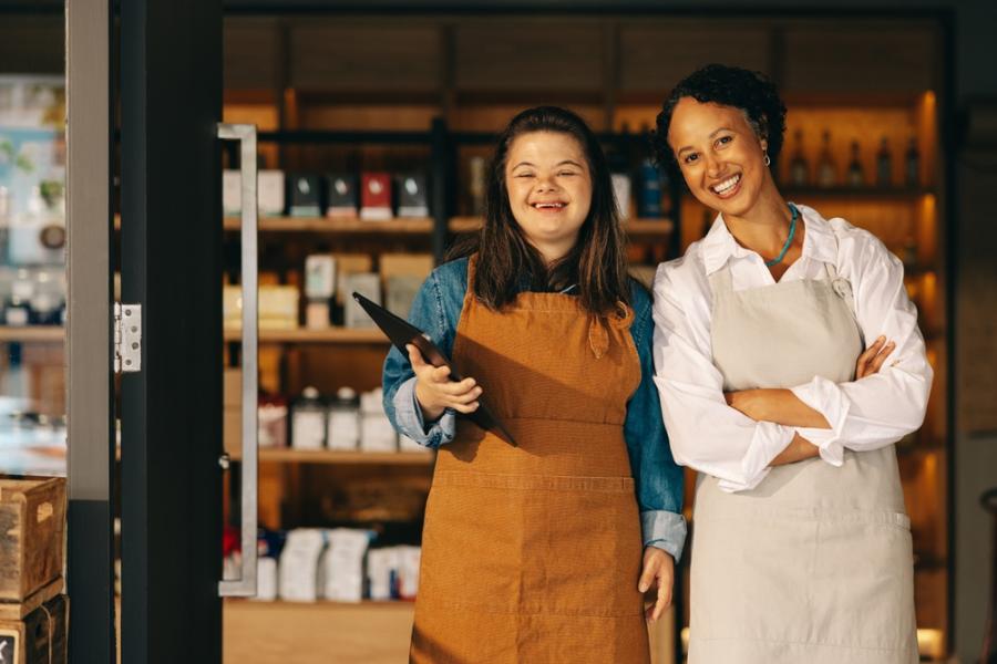 mulher com sindrome de down e mulher negra empreendedora representando diversidade - assaí atacadista