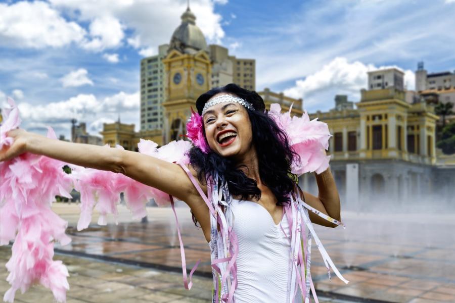 mulher com trajes de carnaval em uma cidade- carnaval no sudeste-Assaí Atacadista