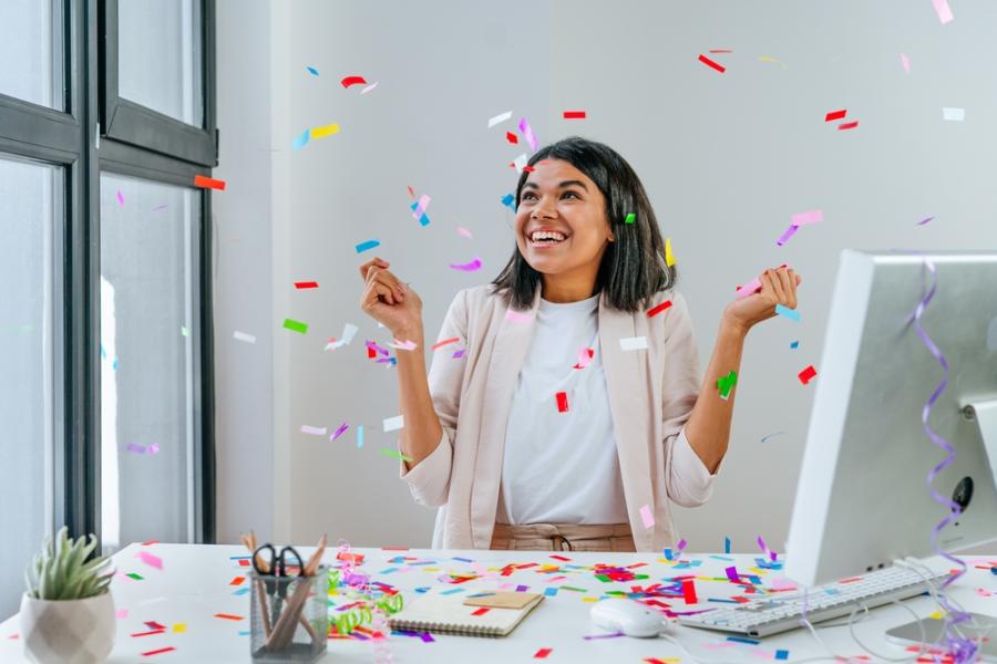 mulher comemorando o aniversário do negócio - assaí atacadista