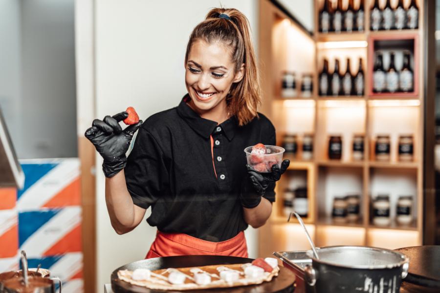 mulher preparando receita de crepe para ganhar dinheiro no verão - assaí atacadista