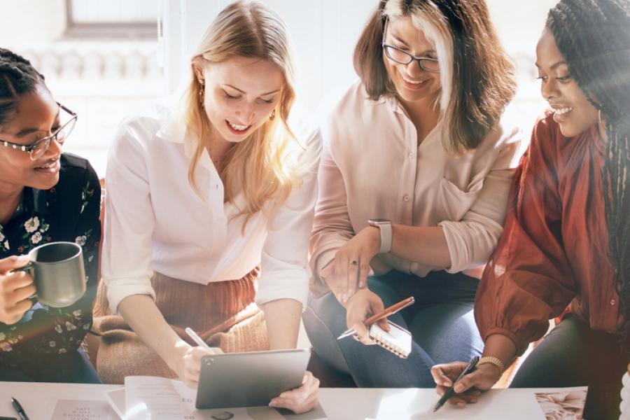 mulheres empreendedoras diversas reunidas olhando para um tablet - empreendedorismo feminino - Assaí Atacadista