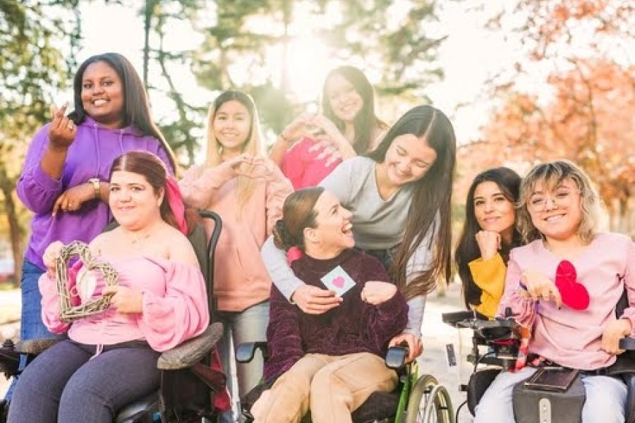 mulheres multiétnicas e mulheres com deficiência felizes fazendo símbolo de coração com as mãos - cronograma para mulheres - Assaí Atacadista - Imagem: Shutterstock