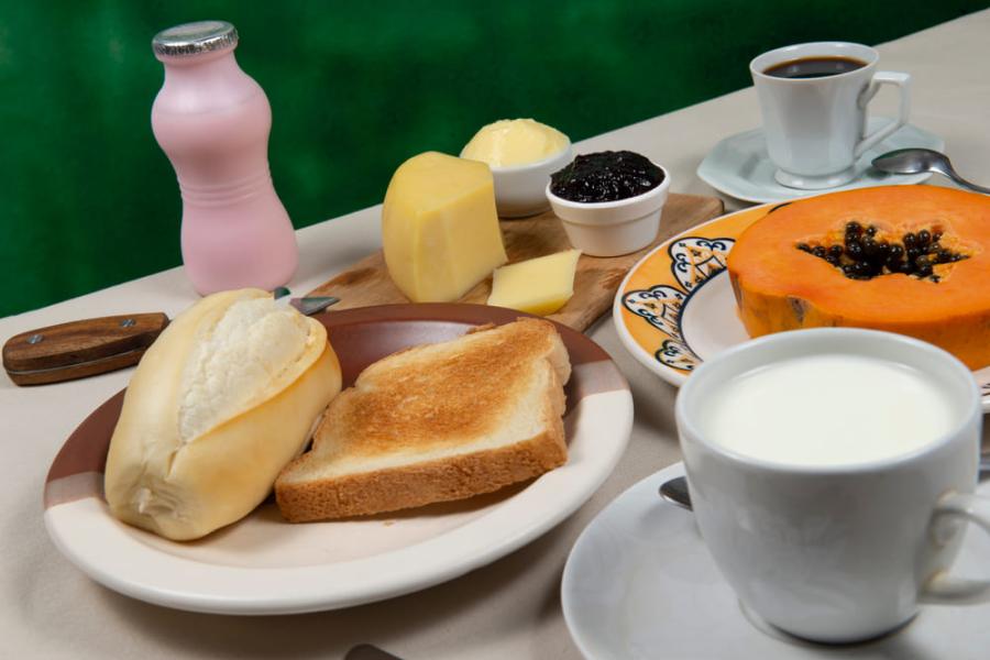 mesa com alimentos de café da manhã para o carnaval - assaí atacadista