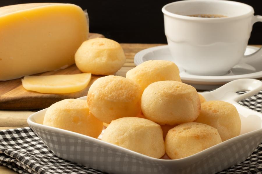 pão de queijo e café preto - Dia do Pão de Queijo - Assaí Atacadista