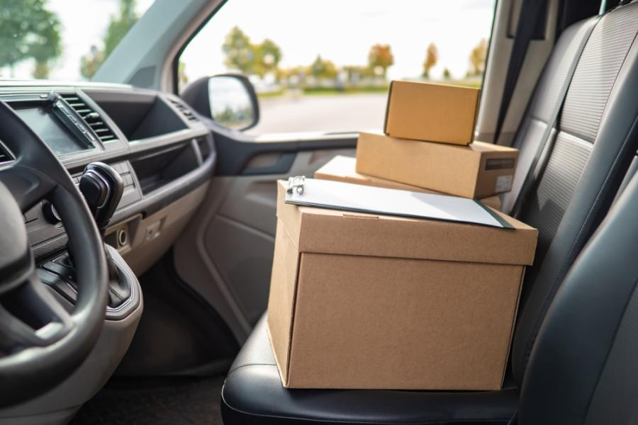 parte interna de um carro com caixas de papelão no banco - Assaí Atacadista - entrega com veículo