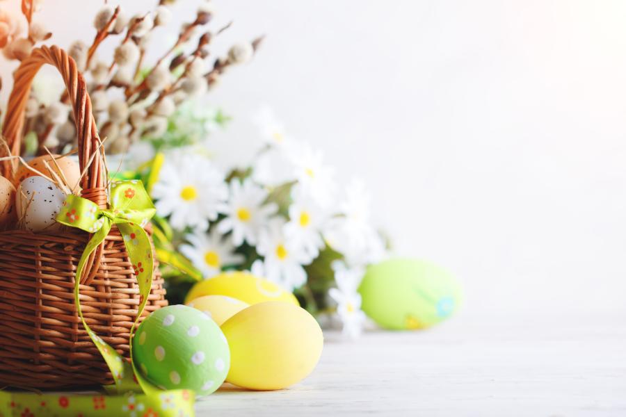 cesta com ovos decorados para a Páscoa - curiosidades da páscoa - assaí atacadista