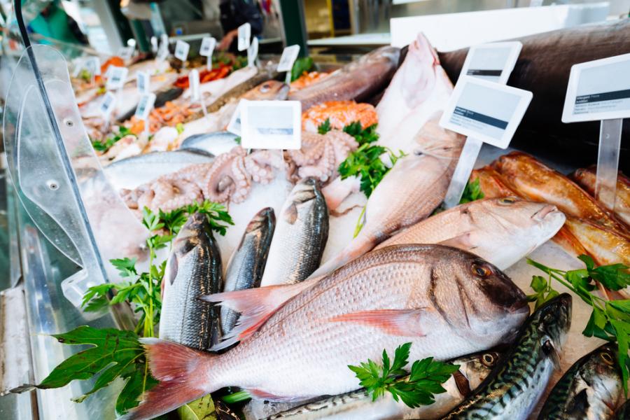 Peixe na vitrine do mercado - Assaí Atacadista