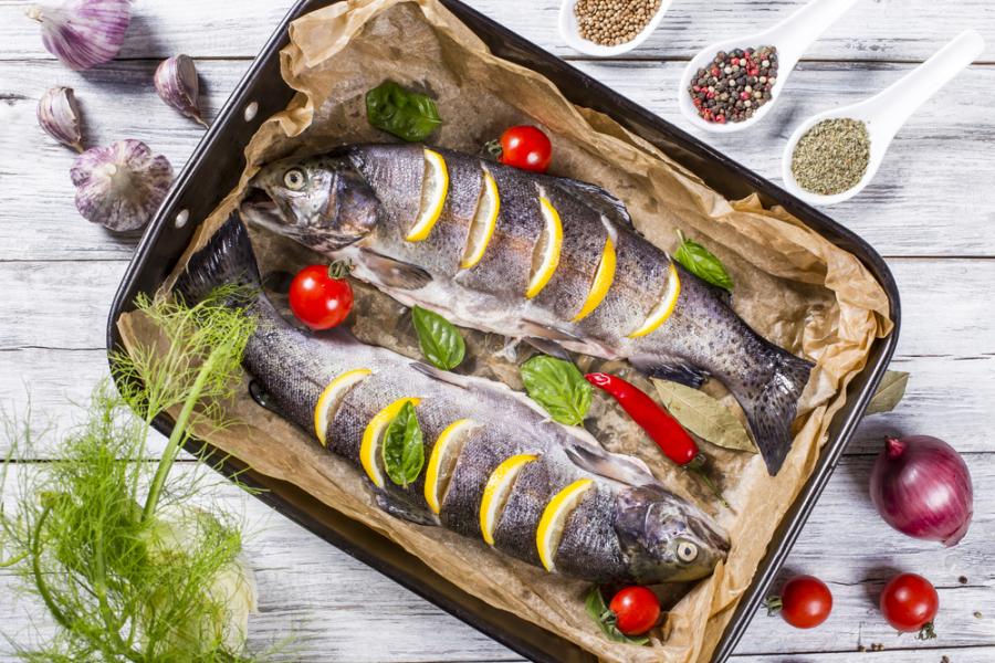travessa com peixe assado e outros temperos - assaí atacadista - alimentos que dão sorte