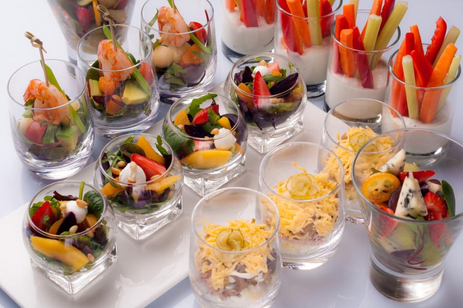 pequenos copos com frutas e produtos naturais - Assaí Atacadista