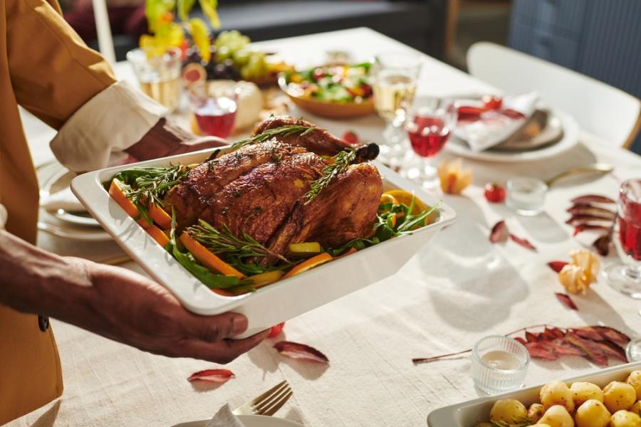 pessoa negra segurando uma forma com carne-Assaí Atacadista-jantar com Perdigão