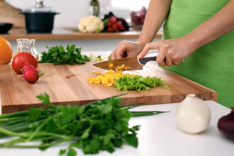 pessoa preparando alimentos reaproveitados - sustentabilidade - Assaí Atacadista