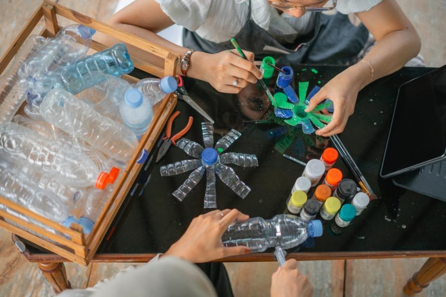 pessoas brancas personalizando garrafas plásticas - retulizar embalagens - Assaí Atacadista